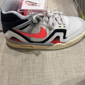 Nike AIR TECH CHALLENGe II QS. White and Black Sneakers with Pink Swoosh